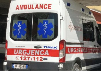 Shpejtësi marramendëse, makina “fluturon” nga rruga, drejtuesi në spital