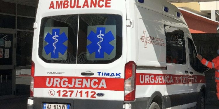 Shpejtësi marramendëse, makina “fluturon” nga rruga, drejtuesi në spital