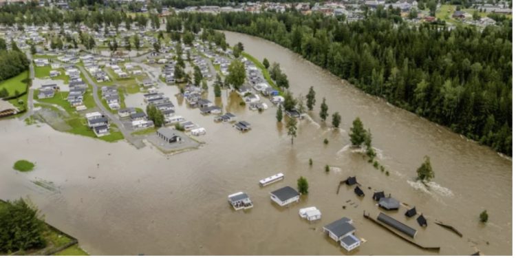Pamje të frikshme nga Norvegjia, çarja e digës përmbyt provincën jugore, shtëpitë ‘notojnë’ mbi ujë
