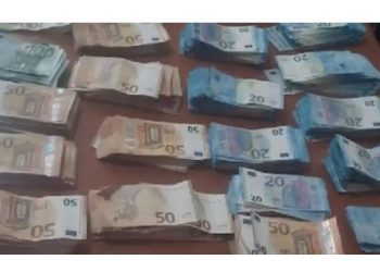 Fshehu në tavanin e autobusit 121 mijë euro të padeklaruara, arrestohet pronari i linjës