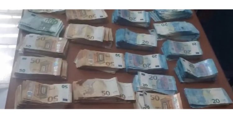 Fshehu në tavanin e autobusit 121 mijë euro të padeklaruara, arrestohet pronari i linjës