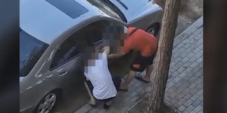 VIDEO/ Dy persona janë kapur në flagrancë në Golem, teksa po tentonin të grabisnin një automjet të parkuar