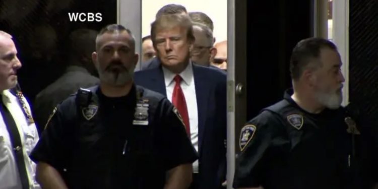 A duhet të transmetohen në televizion gjyqet e Trump?