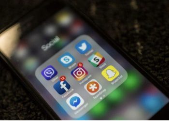 Psikologia: Jeta e luksit në rrjete sociale po i çon adoleshentët në depresion