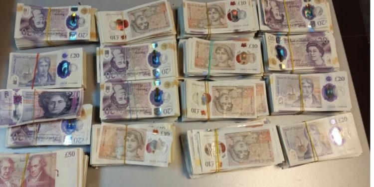 Bllokohen mijëra euro dhe paund në Durrës dhe Rinas