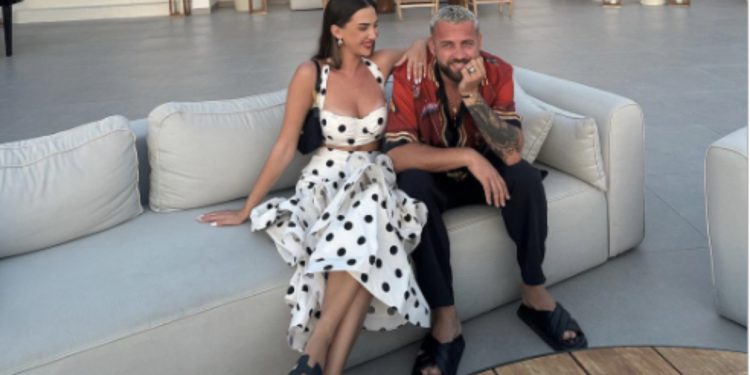 FOTO/ Mërzitet Kiara dhe Luizi, këngëtari poston foton nga avioni