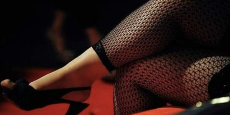 E shfrytëzoi si prostitutë dhe i çoi dy burra për ta vjedhur me dhunë, zbardhet krimi në Durrës, arrestohet i riu