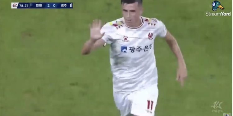 VIDEO/ Tjetër perlë nga Jasir Asani, sulmuesi i Kombëtares kuqezi shënon gol nga rreth 30 metra