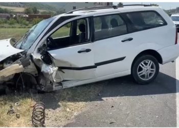 Përplasen dy mjete në aksin Peqin – Elbasan, lëndohen drejtuesit