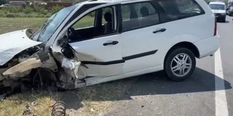 Përplasen dy mjete në aksin Peqin – Elbasan, lëndohen drejtuesit