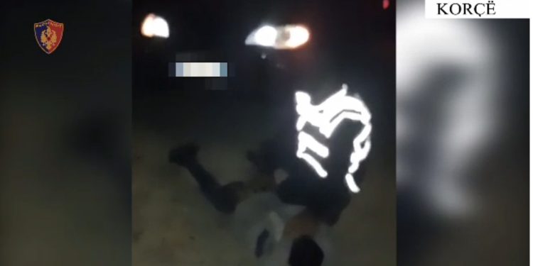 Kishin mbushur makinat me emigrantë, i transportonin kundrejt pagesave 300-1000 euro! Në pranga 2 persona në Korçë