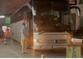 FOTO/ Autobusi plot me turistë të helmuar, çfarë ndodhi sot në turin Karaburun-Sazan?