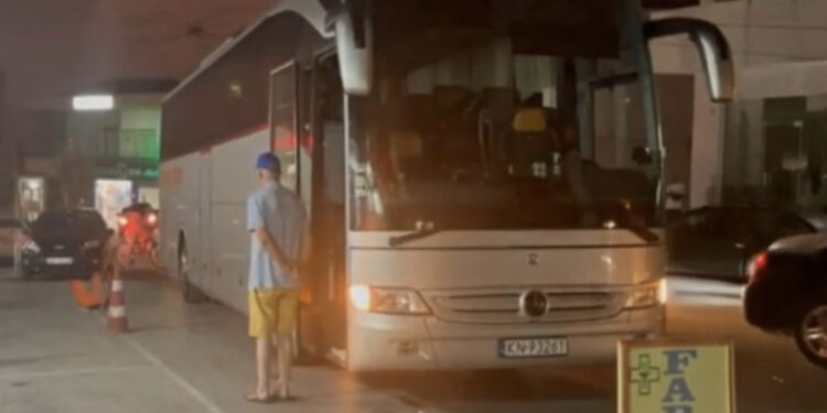 FOTO/ Autobusi plot me turistë të helmuar, çfarë ndodhi sot në turin Karaburun-Sazan?