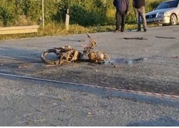 Humbi kontrollin e motorit, përfundon në bordurat anësore, plagoset rëndë shpërndarësi i picave