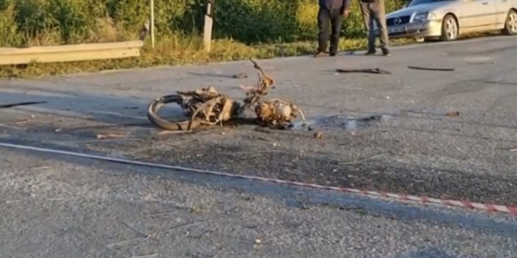 Humbi kontrollin e motorit, përfundon në bordurat anësore, plagoset rëndë shpërndarësi i picave
