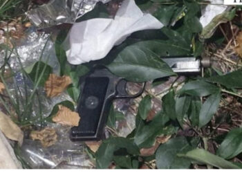 S’iu bind policisë, hodhi në tokë pistoletën dhe u largua, shpallet në kërkim 27-vjeçari