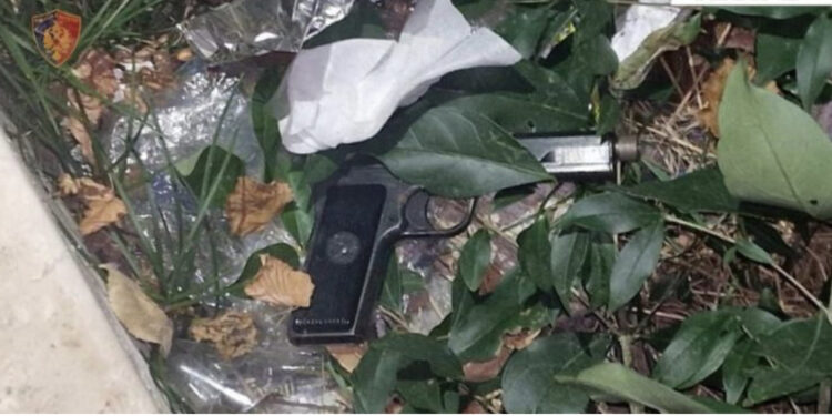 S’iu bind policisë, hodhi në tokë pistoletën dhe u largua, shpallet në kërkim 27-vjeçari