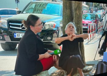 Të moshuarës i bie të fikët në derën e SPAK-ut, gazetarja: I morën shtëpinë