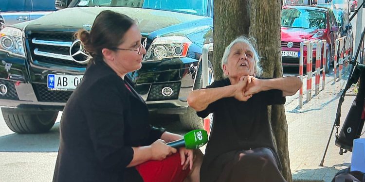 Të moshuarës i bie të fikët në derën e SPAK-ut, gazetarja: I morën shtëpinë