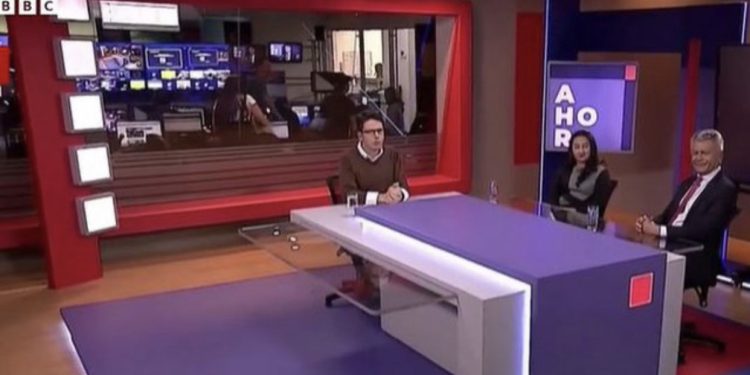 VIDEO/ Tërmeti me magnitudë 6.1 ndërpret transmetimin televiziv, të ftuarit lënë studion