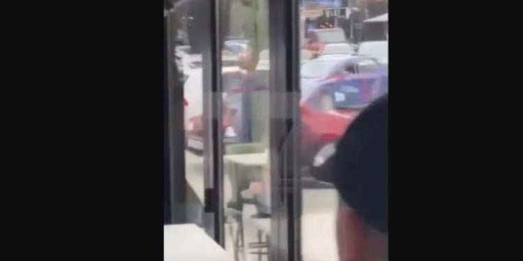 VIDEO/ Hyri në lokal dhe qëlloi viktimën me breshëri plumbash, dalin pamjet e ekzekutimit në Kosovë