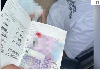 20-shen policit për t’i shpëtuar gjobës për xhamat e zinj, e pëson keq shoferi
