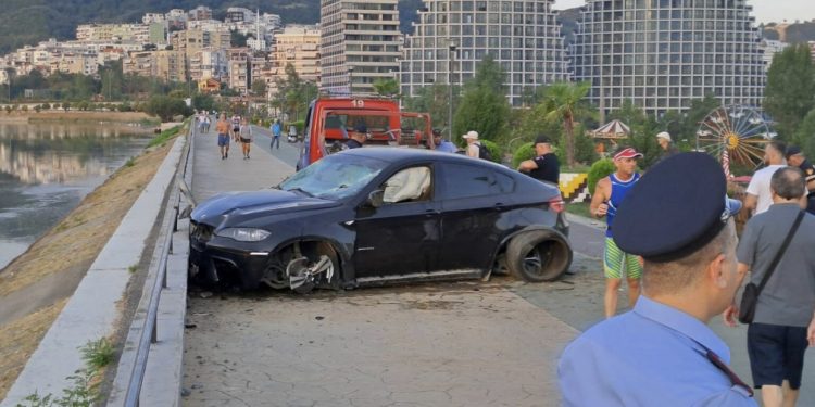 Shkatërrohet mjeti luksoz pa targa, përplaset te diga e Liqenit Artificial! “Zhduket” drejtuesi