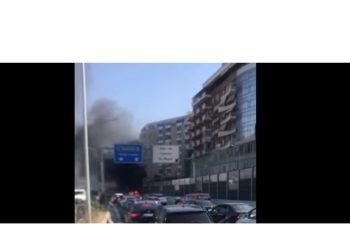 Merr flakë makina në Tiranë! Bllokohet qarkullimi, tymi mbulon “Astirin”