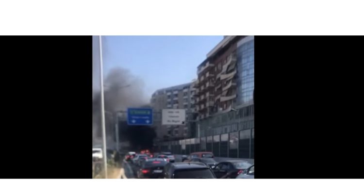 Merr flakë makina në Tiranë! Bllokohet qarkullimi, tymi mbulon “Astirin”