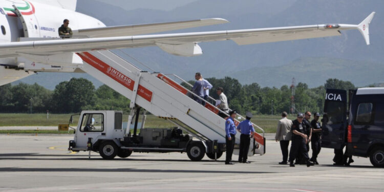 EMRI/ Ekstradohet nga Britania e Madhe 52 vjeçari i dënuar me 25 vjet burg për vrasje të dyfishtë