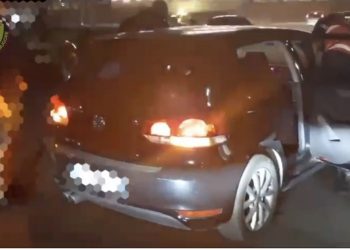 VIDEO-I droguar në timon dhe me thikë me vete në Tiranë