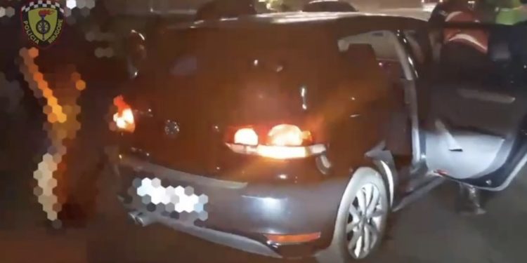 VIDEO-I droguar në timon dhe me thikë me vete në Tiranë