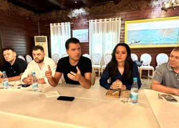 EMRAT/ Basha mbledhje kryesie me besnikët e tij, grupi i Gazment Bardhit e bojkon sërish