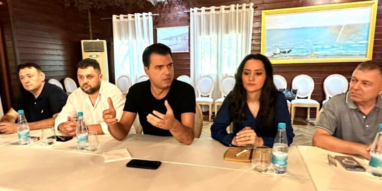 EMRAT/ Basha mbledhje kryesie me besnikët e tij, grupi i Gazment Bardhit e bojkon sërish