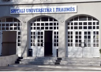 19-vjeçari bie nga kati i dytë i resortit, transportohet drejt Traumës