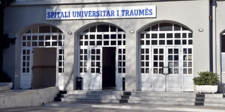 19-vjeçari bie nga kati i dytë i resortit, transportohet drejt Traumës