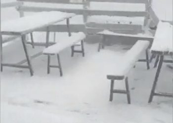 FOTO/ Reshje dëbore në Itali, temperatura shkon në -6 gradë Celcius në mes të verës