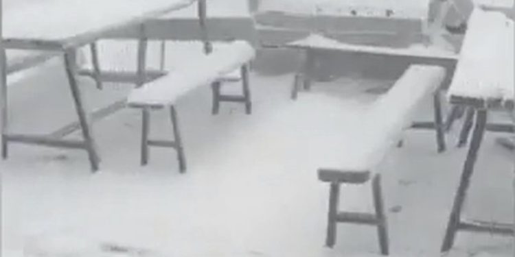 FOTO/ Reshje dëbore në Itali, temperatura shkon në -6 gradë Celcius në mes të verës