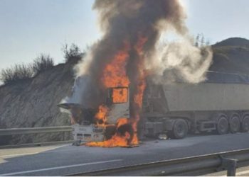 Shkrumbohet nga flakët kamioni, shpëton mrekullisht shoferi