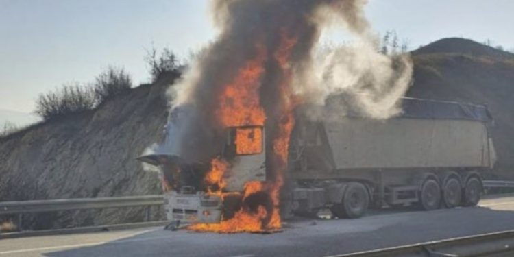 Shkrumbohet nga flakët kamioni, shpëton mrekullisht shoferi