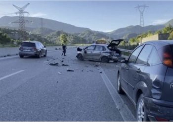 Makina u bë copë -copë! I riu i shtrirë në mes të rrugës