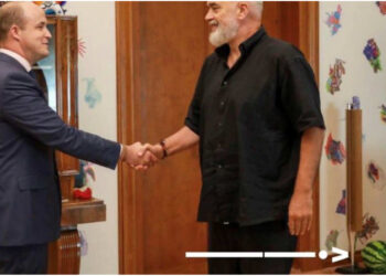 FOTO/ Rama pret zyrtarin amerikan me një shalqi pas dere. Shpjegimi që i jep Braçe