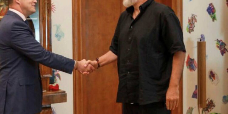 FOTO/ Rama pret zyrtarin amerikan me një shalqi pas dere. Shpjegimi që i jep Braçe