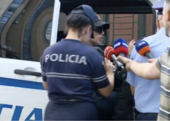 “Jeni bërë si lypësit e semaforit”, Alma Kaçi “përplaset” me gazetarët jashtë dyerve të SPAK