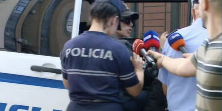 “Jeni bërë si lypësit e semaforit”, Alma Kaçi “përplaset” me gazetarët jashtë dyerve të SPAK