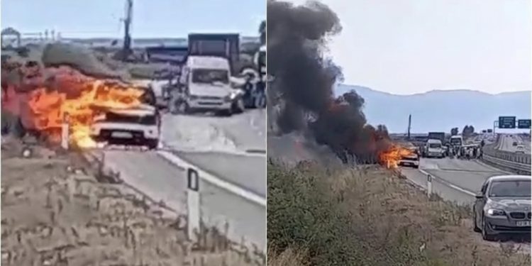 Zjarr në Vlorë, përfshihet nga flakët makina në lëvizje