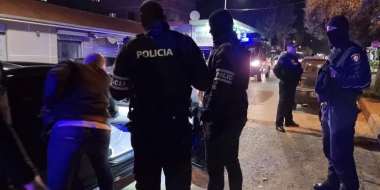 Hapen dyert e resortit! Çfarë gjeti mbrëmë RENEA dhe FNSH në Kurbin?