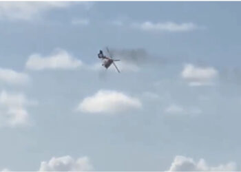 E frikshme! Helikopteri “shpërthen” në ajër, bie mbi banesa/ VIDEO