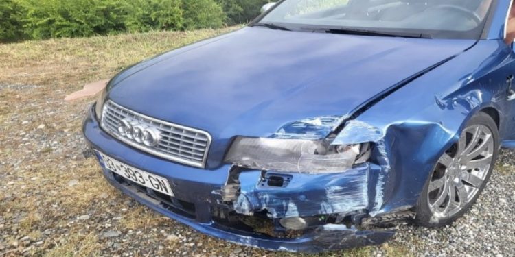 VIDEO/ Tentoi t’i përplaste me makinë, punonjësit e karburantit zhdëpin në dru 37-vjeçarin