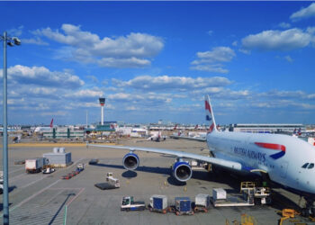 Kaosi në aeroportet evropiane, mijëra fluturime të anuluara në Britani, vonesat do të zgjasin me ditë